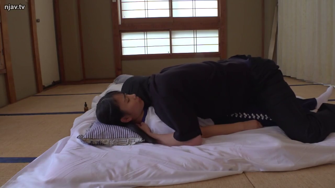 室内 · 和室 · 平静 · 拥抱 · 枕头 · 运动休闲装 · 俯卧压身