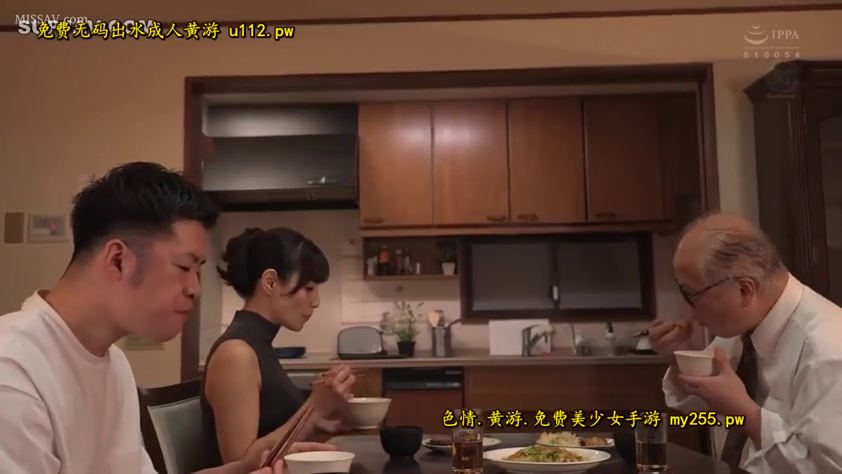 坐姿 · 平静 · 剧情 · 远景 · 背心 · 餐厅 · 用餐 · 餐具