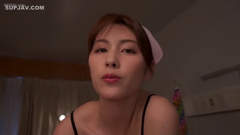 黑色吊带 · 护士帽 · 俯身 · 脸部特写 · 第一视角 · 卧室 · 诱惑 · 注视镜头