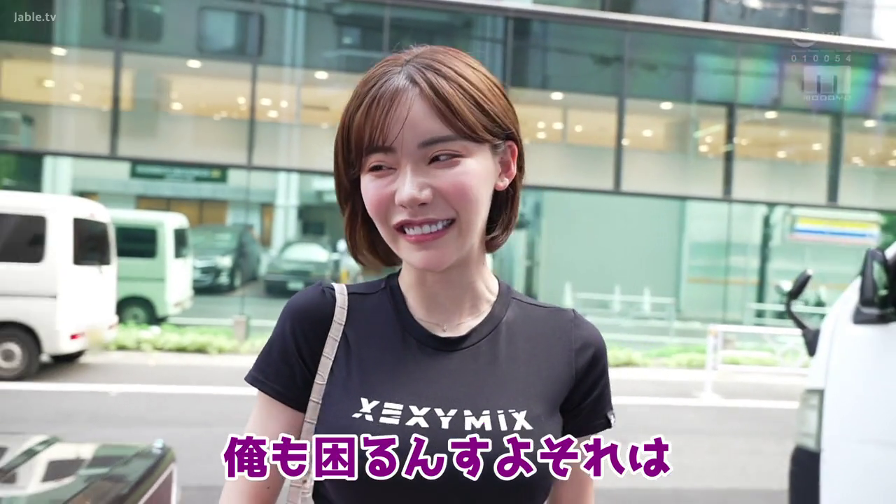 交谈 · 面部 · 站立 · 笑容 · 黑色T恤 · 短发 · 街头 · 包带