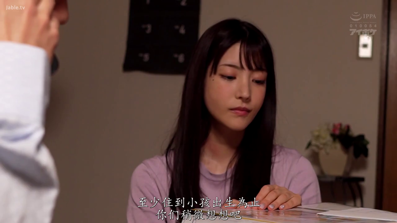 室内 · 坐姿 · 面部 · 桌子 · 中文字幕 · 忧愁 · 紫色T恤 · 看资料