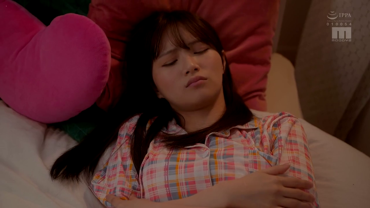 卧室 · 仰卧 · 抱枕 · 安详 · 入睡 · 格子睡衣 · 温馨