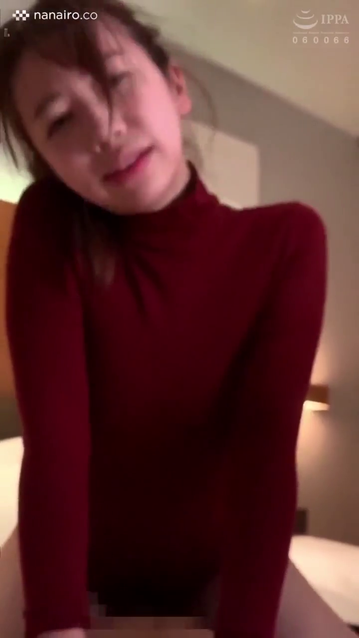 跪坐 · 迷离 · 中景 · 房间 · 挑逗 · 红色高领毛衣 · 私密