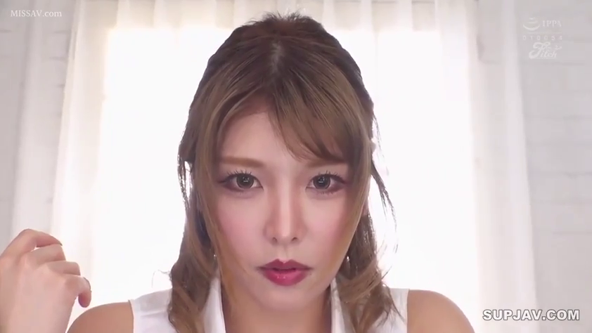 室内 · 严肃 · 面部特写 · 白色无袖上衣 · 看向镜头 · 正面直视 · 宣传肖像