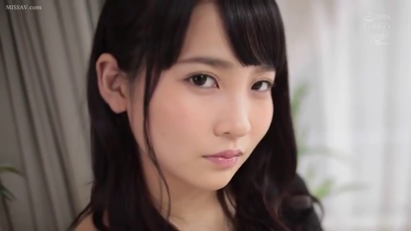 室内 · 平静 · 面部特写 · 注视镜头 · 黑色上衣 · 侧身回头 · 清新写真