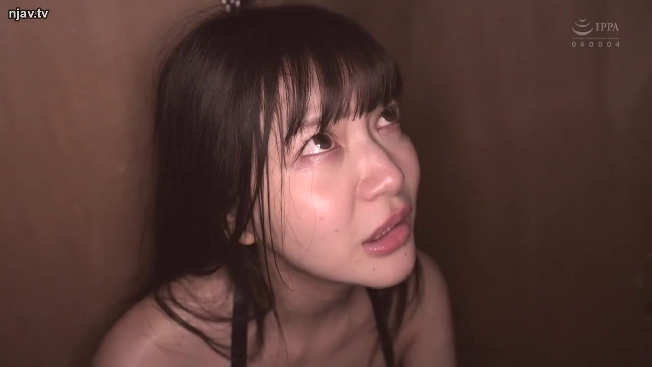 室内 · 脸部特写 · 仰头 · 长发 · 黑色吊带 · 向上凝视 · 哀求流泪