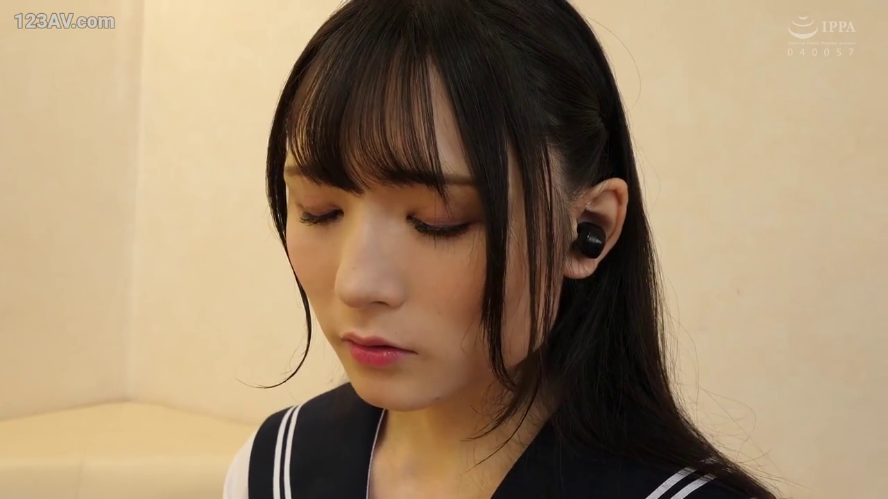 室内 · 坐姿 · 平静 · 面部特写 · 耳机 · 水手服 · 黑长直 · 佩戴耳机