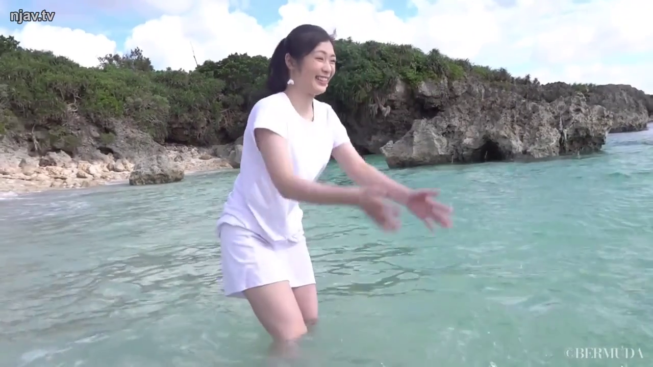 中景 · 弯腰站立 · 白色短裤 · 戏水 · 开心笑容 · 屋外日光 · ビーチ海辺