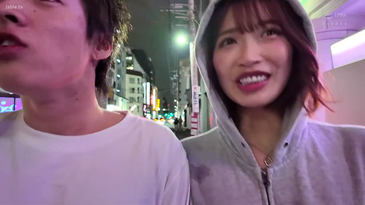 Stand · Smile · 面部特写 · Night view · Outdoor street · 漫步 · 连帽衫与T恤