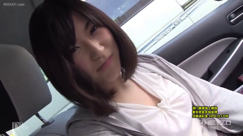 坐姿 · 微笑 · 面部特写 · 看向镜头 · 车门 · 文字广告 · 灰色拉链外套 · 汽车内部