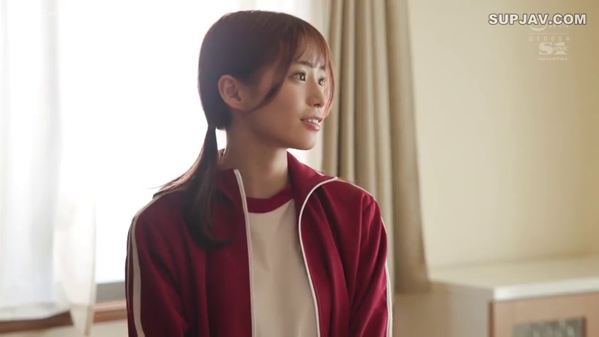 室内 · 坐姿 · 微笑 · 半身 · 侧望 · 红色运动服 · 马尾辫