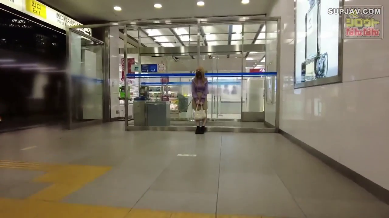 全身 · 站立 · 站立 · カジュアルウェア · ハンドバッグ · 屋外 · 平和 · 车站