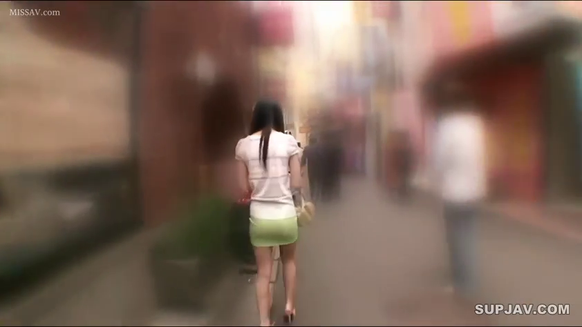 ハンドバッグ · 户外街道 · 歩く · 動的ぼかし · 白色上衣与绿短裙 · 步行背影