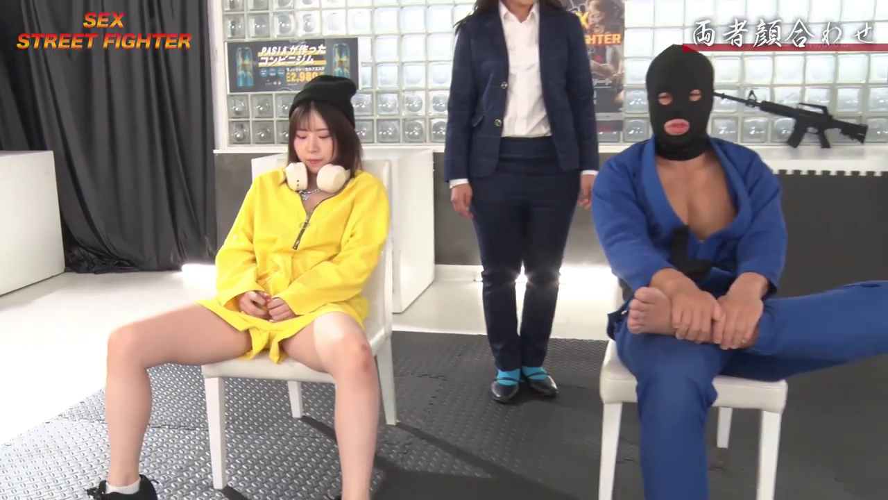 室内 · 坐姿 · 严肃 · 全景 · 多人 · 步枪模型 · 浴袍 · 待机