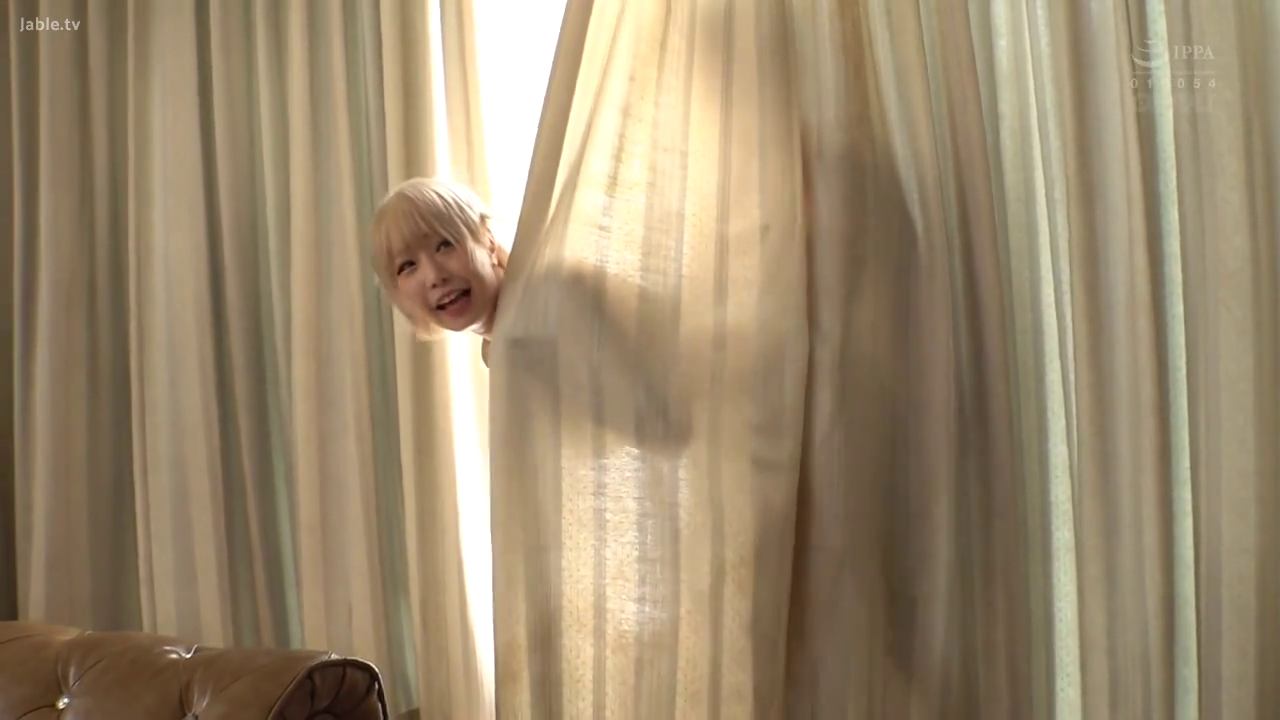 中景 · 窗帘 · 金髪 · 窗边 · 躲藏 · 浅色服饰 · 探头窥视 · 调皮笑容