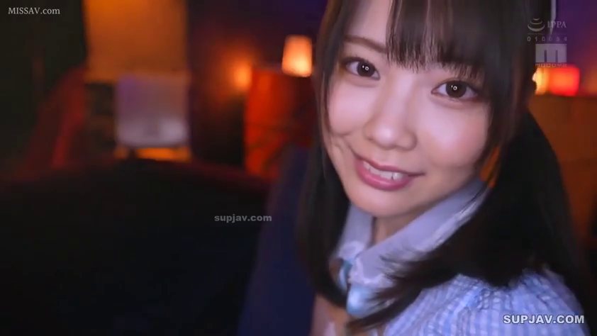 室内 · 脸部特写 · 甜美 · 微笑 · 清纯 · 暖色灯光 · 蓝白格子上衣 · 正脸面向镜头