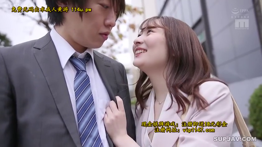 微笑 · 职业装 · 户外 · 职场 · 中景特写 · 领带 · 相对而立 · 抓拽衣领