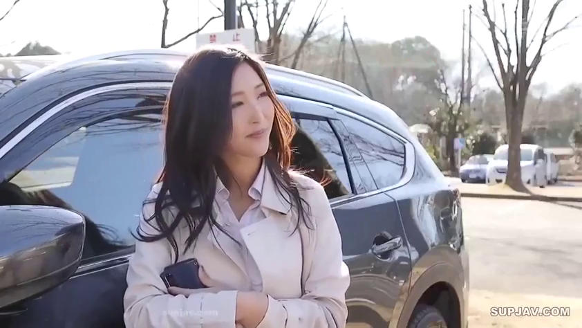 Standing Posture · Smile · Half-body · 手机 · Workplace · 侧望 · Outdoor parking lot · 白色风衣