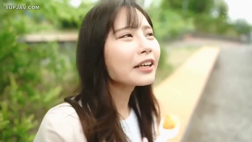 户外 · 进食 · 白色外套 · 侧脸特写 · 开朗 · 黑色长发 · 侧身仰头 · 小吃