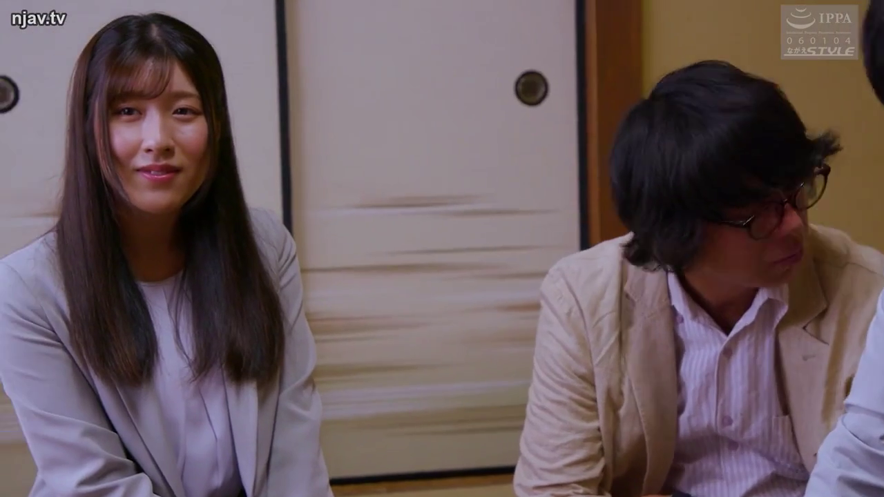 Sitting Posture · Conversation · Japanese-style room · Smile · Half-body · Business attire · Plot