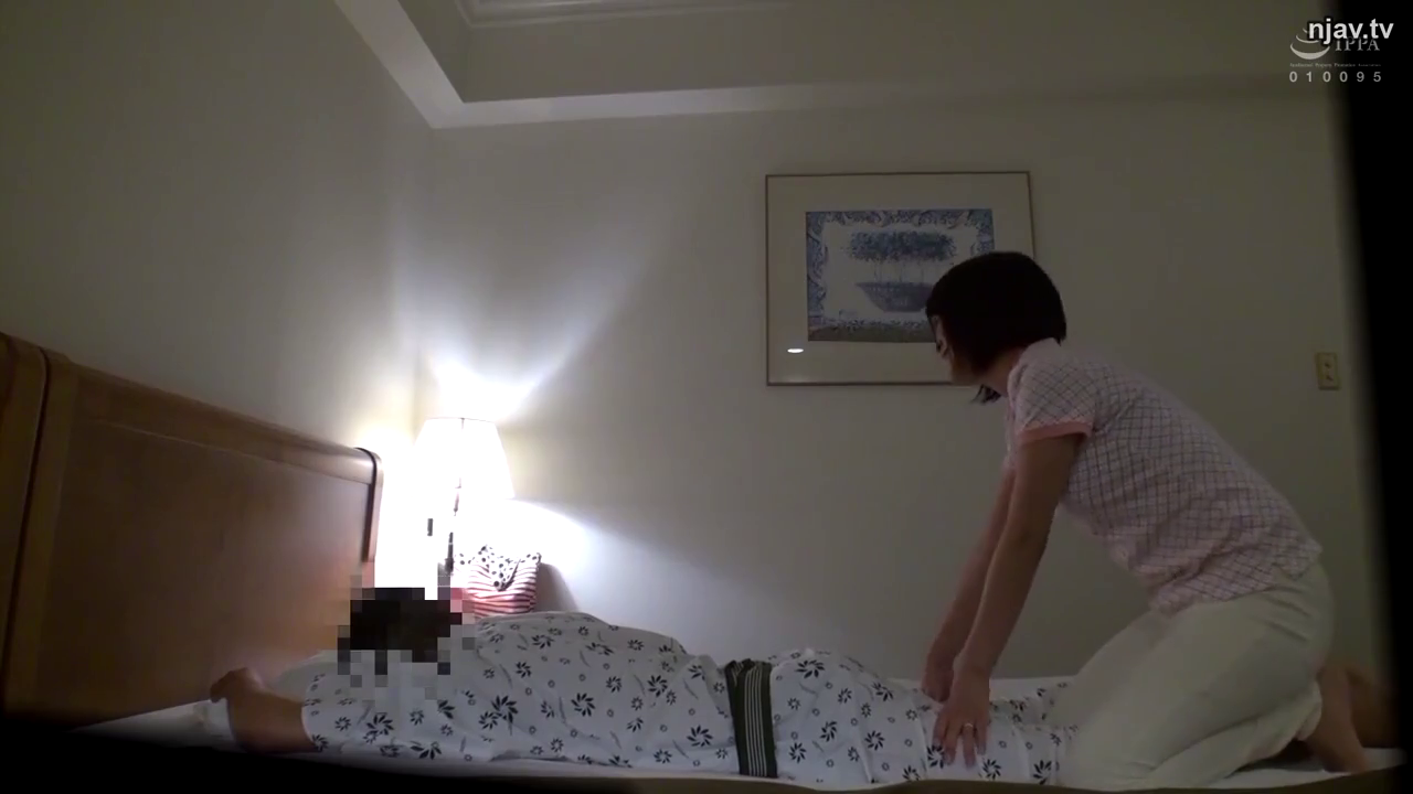 卧室 · 中景 · 俯卧 · 床 · 按摩 · 病号服