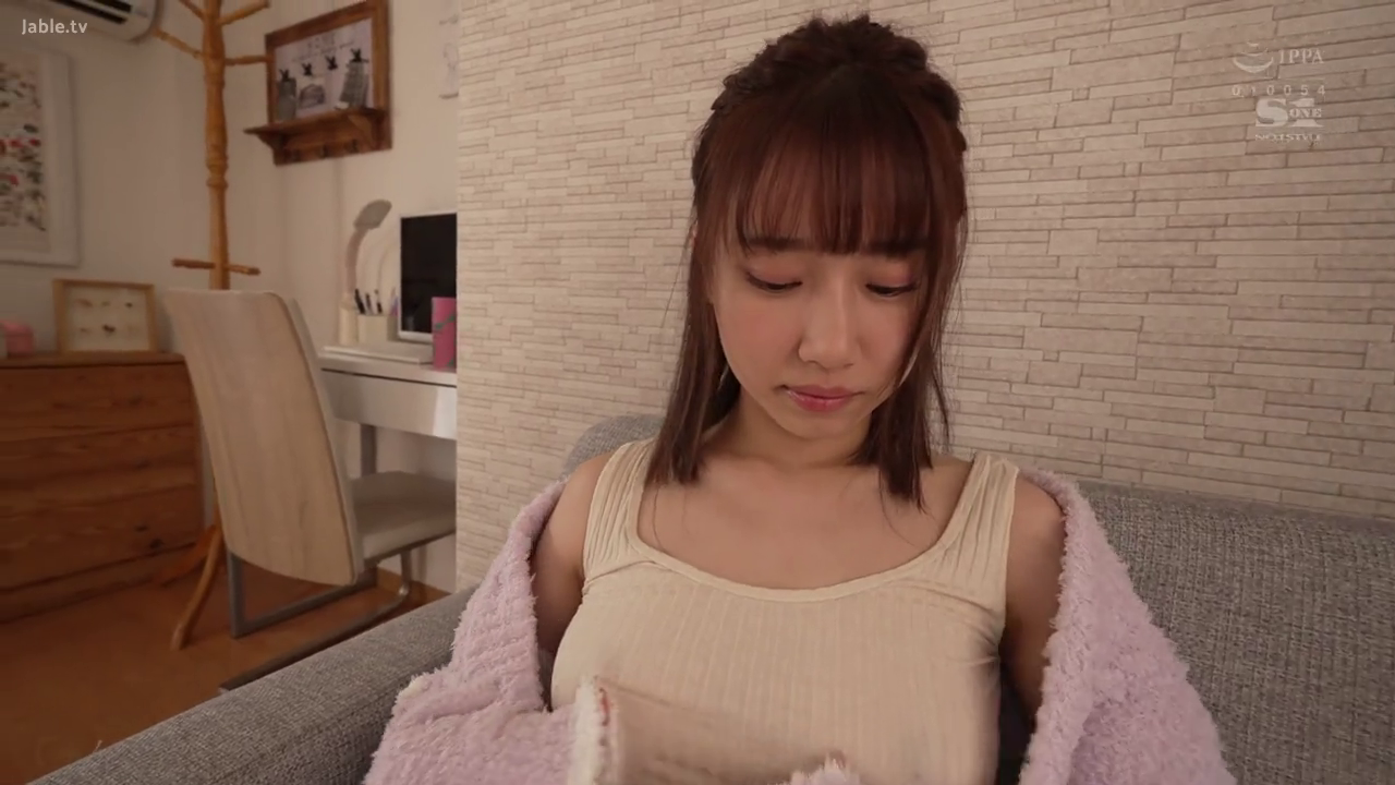 座り姿勢 · リビング · 平静 · 电脑桌 · 半身 · 日系 · 俯视 · 紫色毛绒外衣