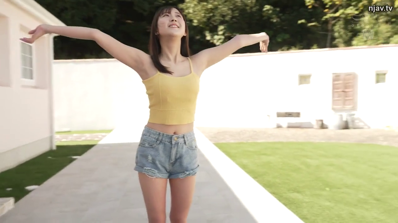 黄色背心 · 愉悦微笑 · 清新风格 · 户外庭院 · 全身照 · 站立伸展 · 呼吸新鲜空气