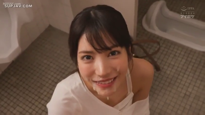 面部特写 · 白色上衣 · 洗手间 · 喜悦微笑 · 无道具 · 仰视镜头 · 接受颜射 · 满面精液