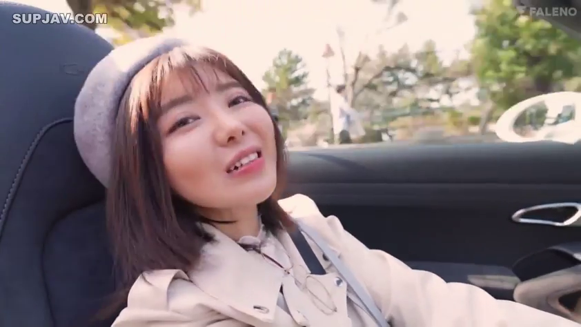 座り姿勢 · メガネ · 微笑 · 顔のクローズアップ · 车内 · 看向镜头 · 米色风衣 · 户外背景