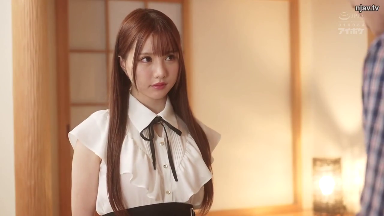 室内 · 站立 · 半身 · 注視 · 表情严肃 · 白色荷叶边衬衫