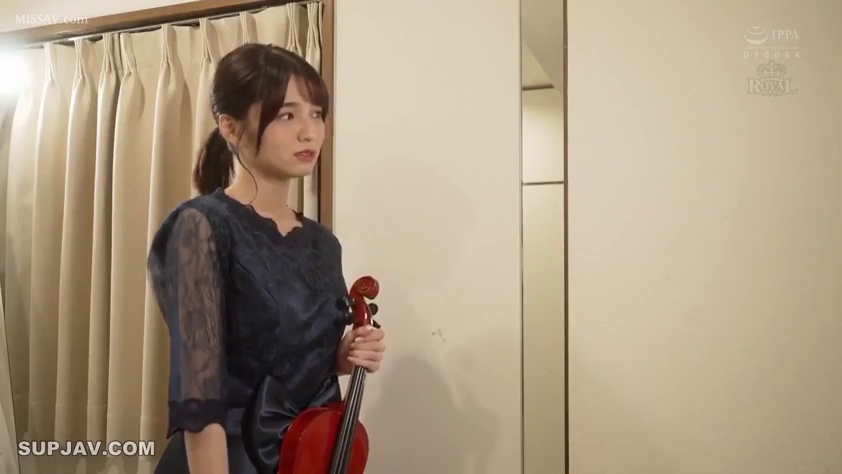 室内 · 憂鬱 · 站立 · 半身 · 小提琴 · 蓝色蕾丝裙 · 持琴