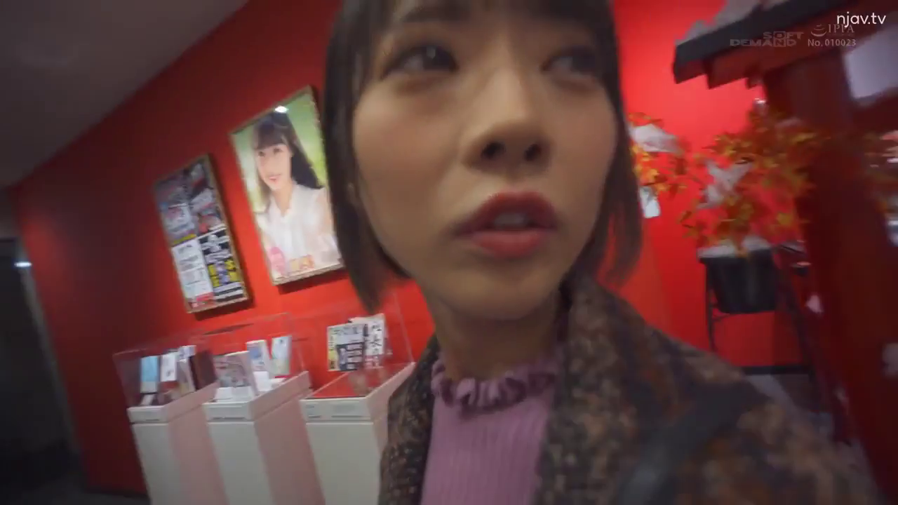 站立 · 面部特寫 · 平淡 · 公共场所 · 展示柜 · 侧视 · 展厅 · 花纹外套