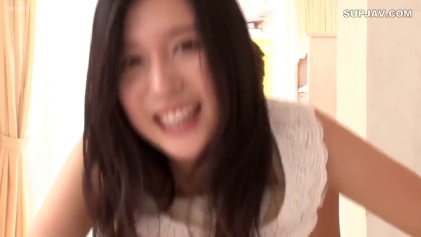 Indoor · Bend over · 面部特写 · White lace top · Blur · 开心 · 嬉笑