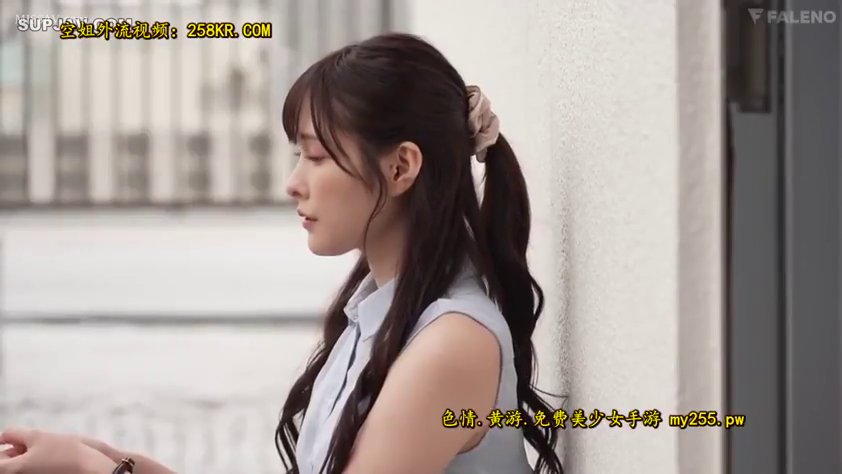 忧郁 · 站立 · 室外 · 靠墙 · 侧脸 · 无袖衬衫 · 发圈 · 清新