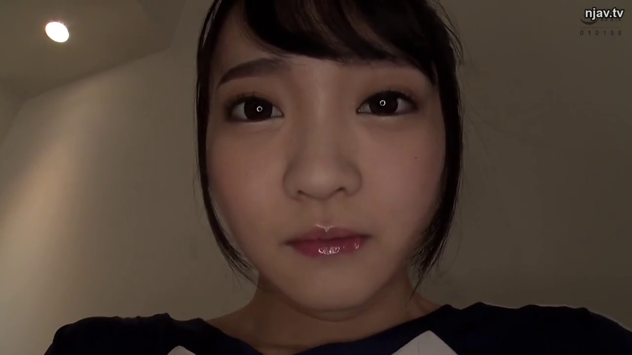 平靜 · 对视 · 房間 · 俯视 · 暗光 · 面部大特写 · 深色T恤