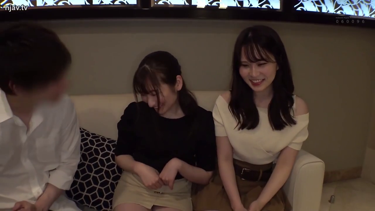 坐姿 · 交谈 · 抱枕 · 客厅 · 多人 · 愉快 · 日常便服