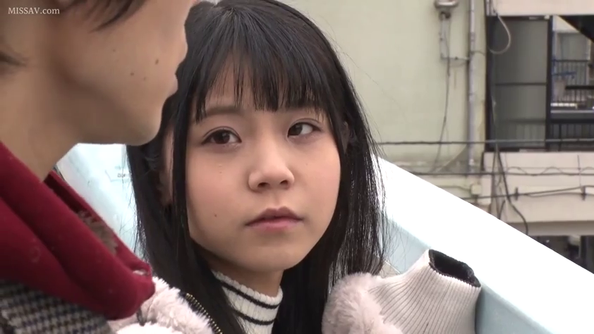 忧郁 · 站姿 · 面部特写 · 对视 · 齐刘海 · 室外阳台 · 条纹高领毛衣