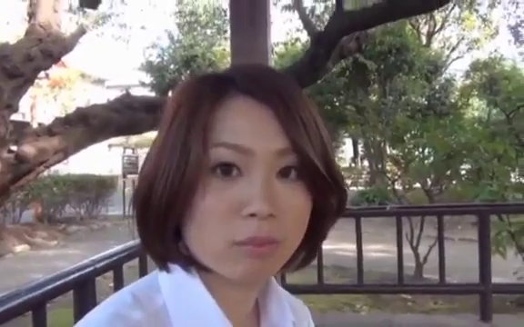 臉部特寫 · 平靜 · 白襯衫 · 正坐 · 注視 · 公园 · 木栅栏