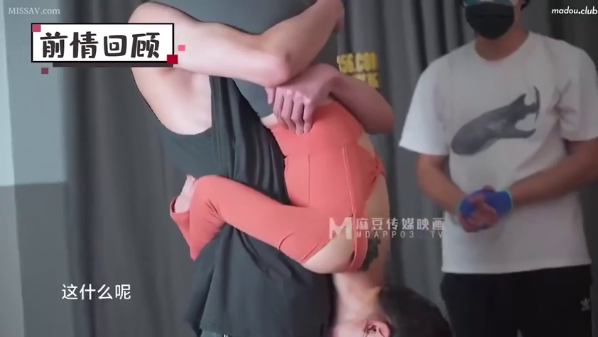 运动背心 · 影棚 · 倒挂 · 带有字幕 · 抱举