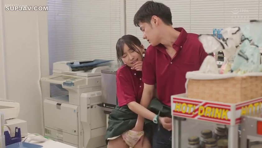 便利店后台 · 靠在桌边 · 忍耐 · 便利店员工 · 中景特写 · 饮料展示柜 · 绿色围裙 · 抠阴