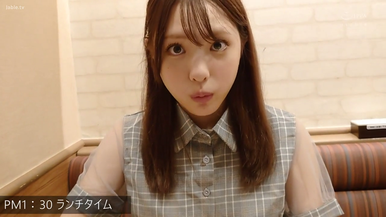 坐姿 · 面部 · 餐桌 · 注视 · 餐厅 · 呆萌 · 格纹透视衬衫