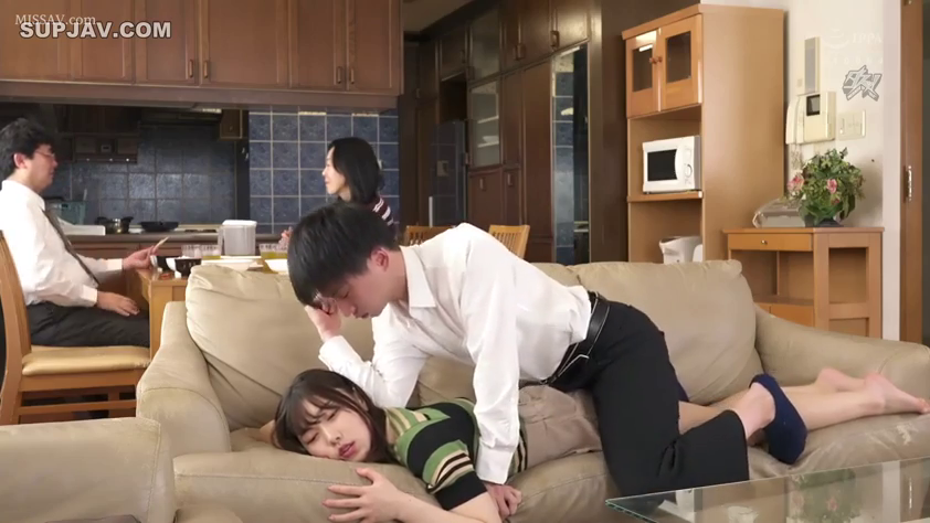 平靜 · 沙发 · 客廳 · 跨坐 · 互动 · 日常服饰 · 家庭场景