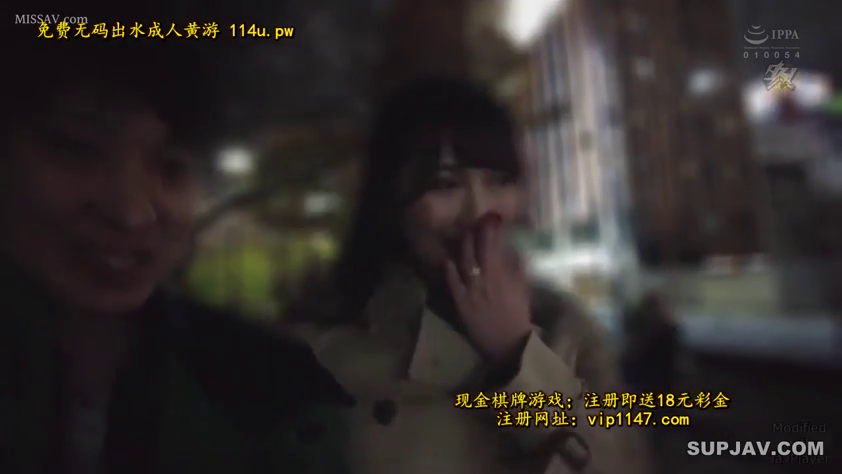 近景 · 笑容 · 大衣 · 夜晚户外街道 · 站立捂嘴 · 说笑行为 · 夜景拍摄