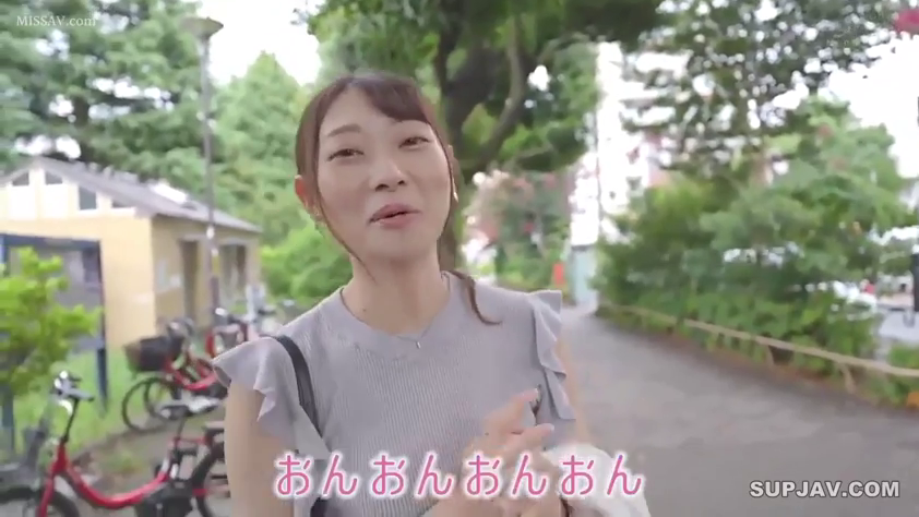 站立 · 中景 · 开心 · 灰色のトップス · 公園 · 自行车 · 交流谈话 · 日间