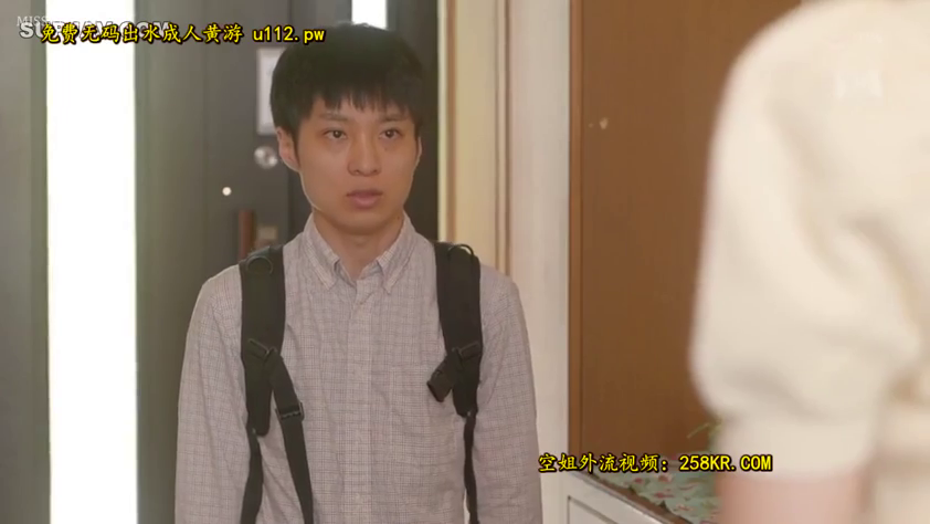 面部 · Standing Posture · Gaze · Male · Backpack · 室内门口 · 木讷 · 灰色格纹衬衫