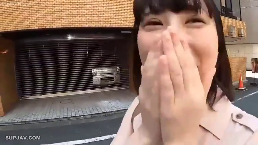 面部 · 站立 · 笑容 · 户外街道 · 淺色襯衫 · 掩面 · 生活随拍