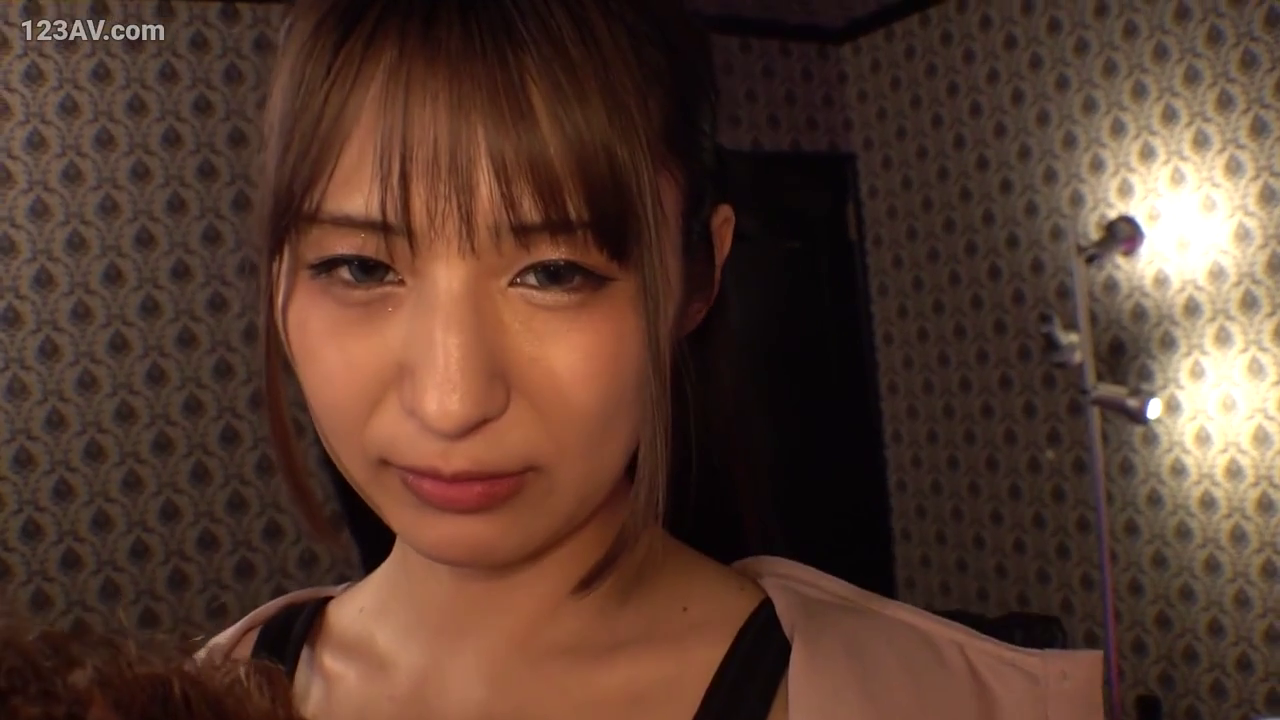 花纹壁纸 · 面部 · 平静 · 凝视 · 正面 · 齐刘海 · 黑色小背心