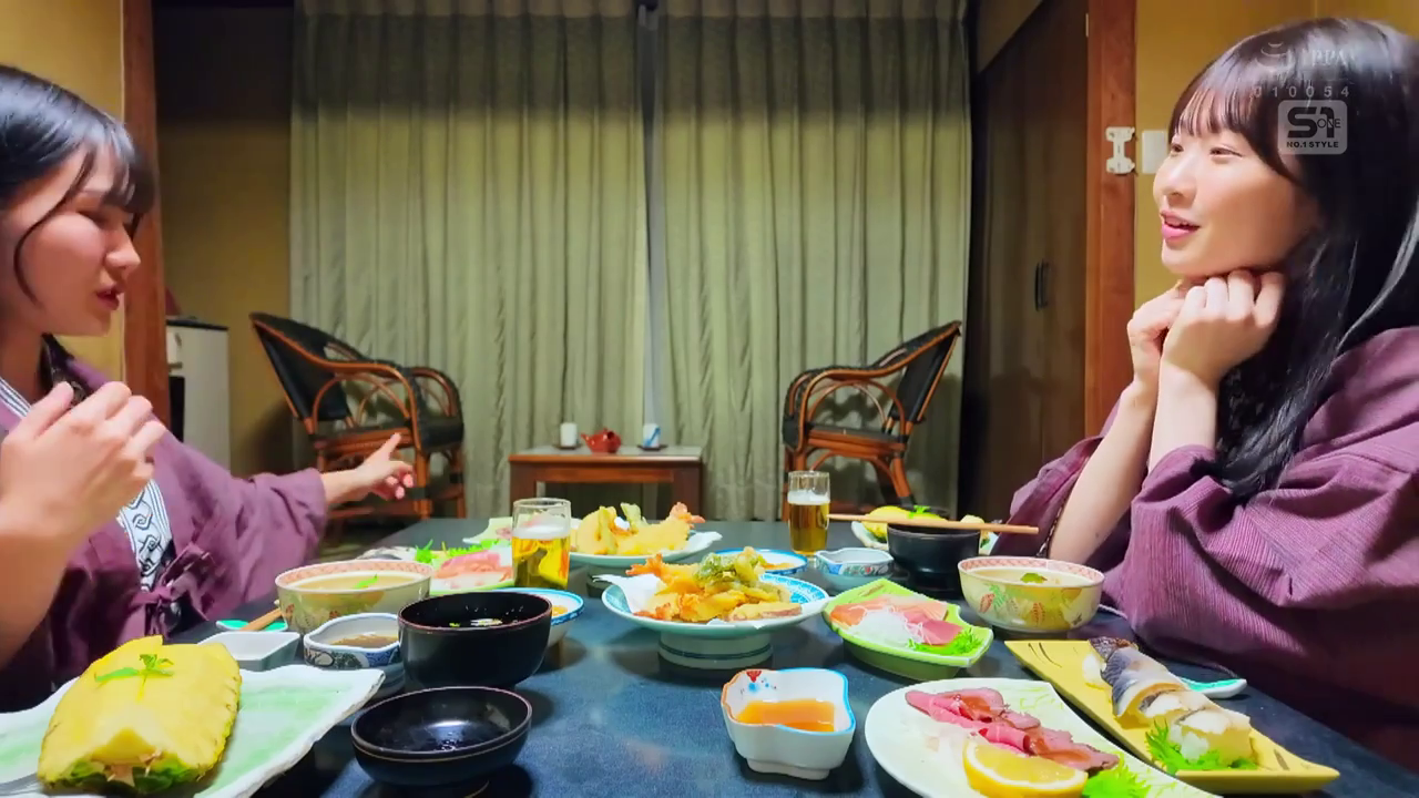 用餐 · 微笑 · 双人 · 坐位 · 场景 · 日式房间 · 日式料理 · 紫色浴衣