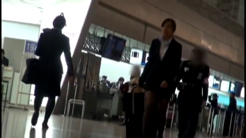 职业装 · 手提包 · 低视角 · 走路 · 步行 · 街拍视角 · 机场大厅