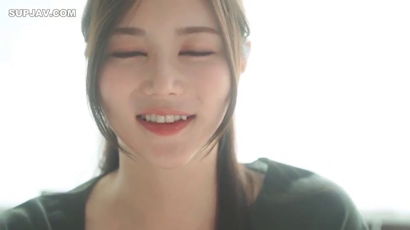 Indoor · Close-up of the face · Pleasure · Smile · High-definition · 深色上衣 · 正面